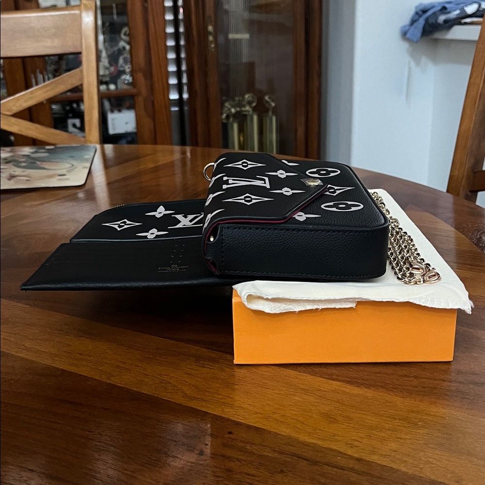 Source Unknown Black & Light Gray Monogram Crossb… - image 4